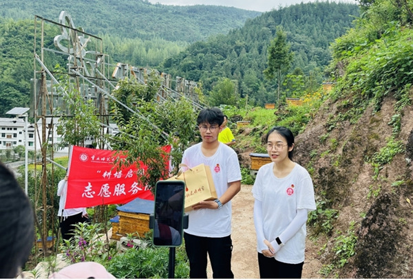 服务团成员直播带货。beat365正版唯一官网必一供图