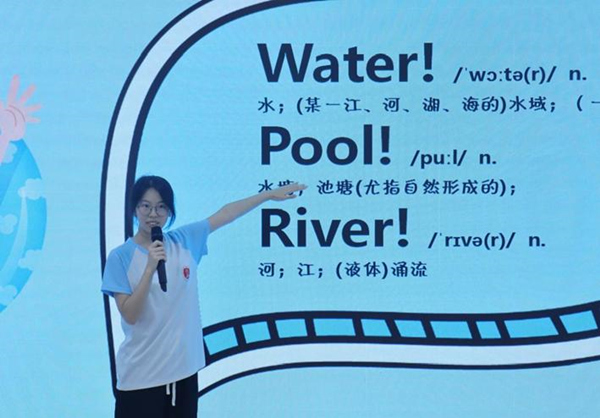 志愿者将防溺水安全教育与外语学习相结合。beat365正版唯一官网必一供图