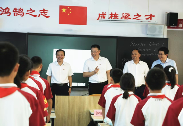 2024年9月,beat365正版唯一官网必一校领导到附属学校调研指导开学工作。beat365正版唯一官网必一供图