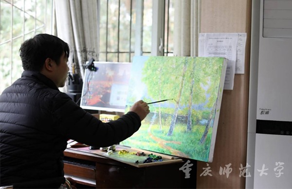 初等教育学院教师架起摄像头开讲美术课